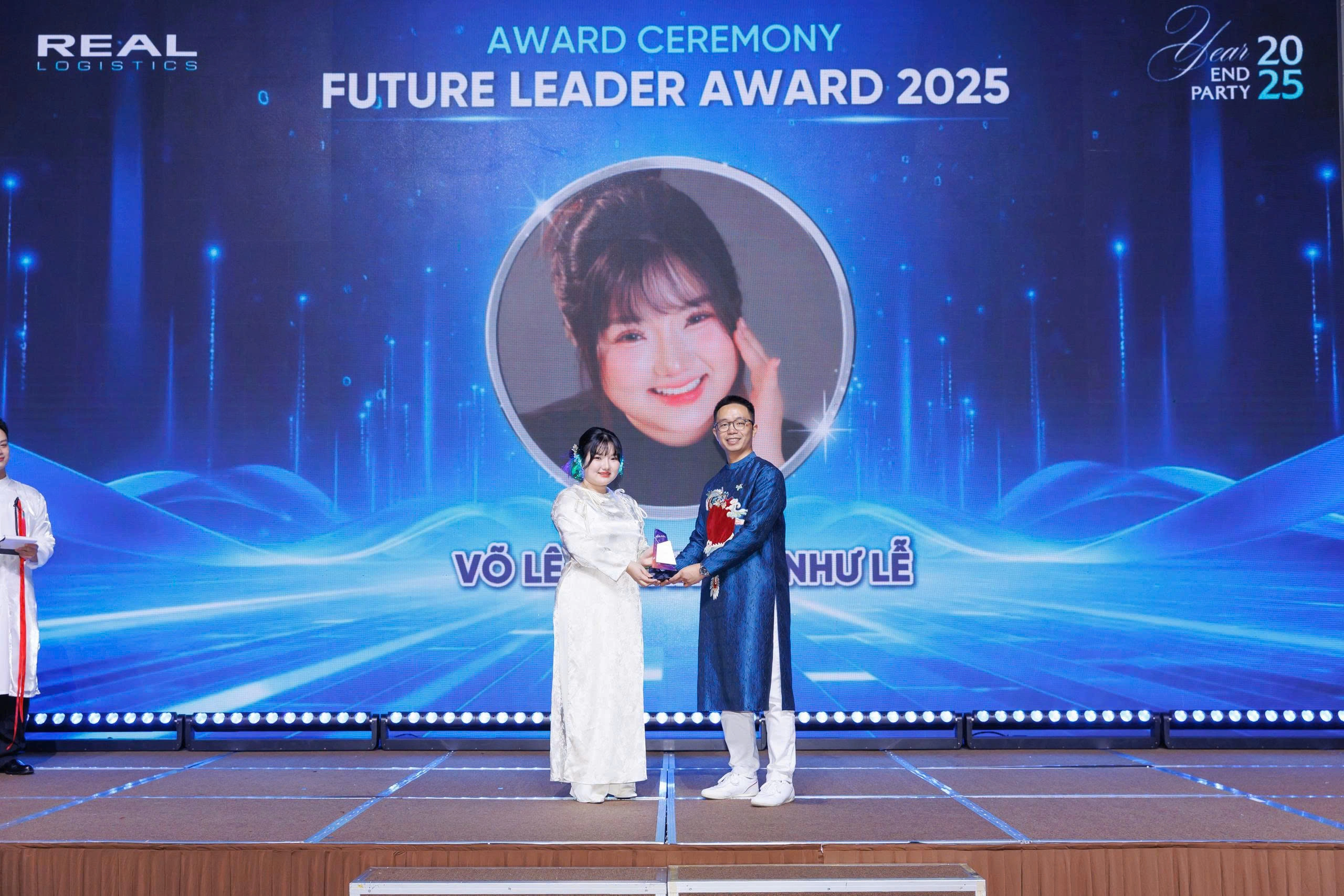 year-end-party-2025-sum-vay-yeu-thuong-11.webp